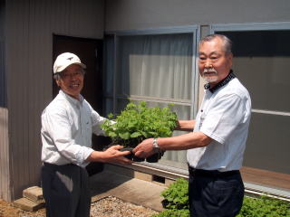 平手さんから三瓶副会長へ手渡し