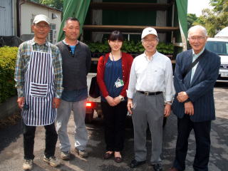 ながれやまゴーヤクラブの方々と生産者の酒巻さん