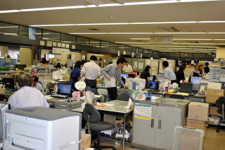 庁内放送で地震速報が流されました