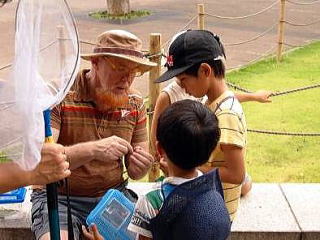 昆虫の飼い方を尋ねる子どもたち