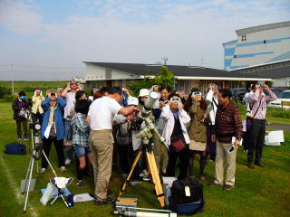 日食を観察する参加者
