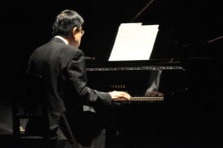 ピアノ・中川俊郎さん