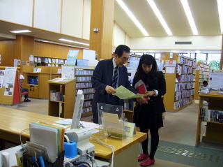 森の図書館を訪れた蟹江杏さん