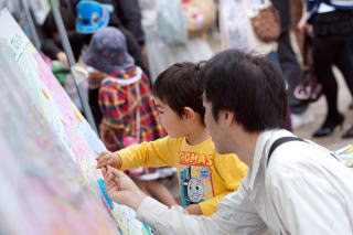 子どもが塗った絵は被災地の学校へ送られます。