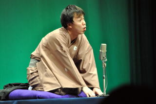 たぬきを演じる姿はユーモラス