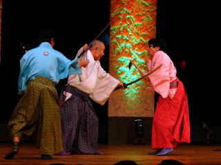 殺陣を演じるサムライ日本