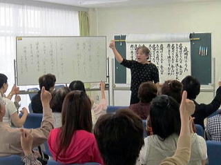 楽しそうに話を聞く参加者の皆さん