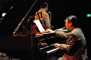 ピアノの青木 弘武さん