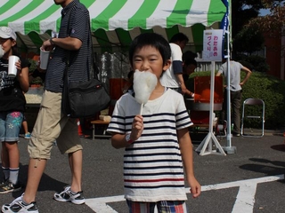 おいしそうに綿あめをほおばる修斗くん