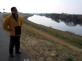 江戸川堤に立つ白鳥師匠
