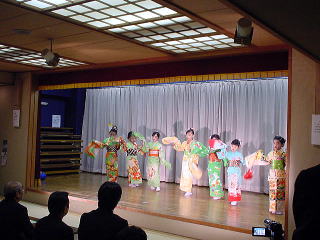 華麗な踊りを披露