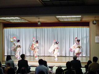 華麗な踊りを披露