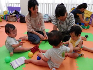 お母さんと一緒の子どもたち