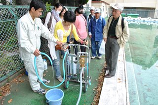 ろ水機を実演