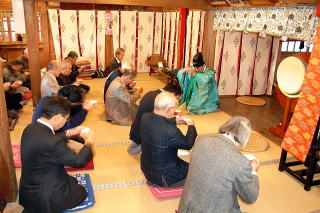 餅の取り合いの前に厳粛に神事が