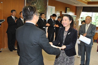 ひとりひとりに賞状を手渡す井崎市長