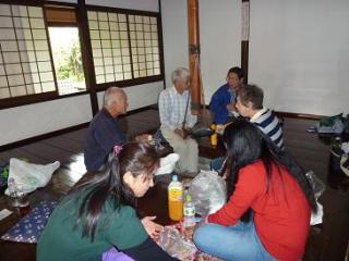 囲炉裏のある居間での昼食