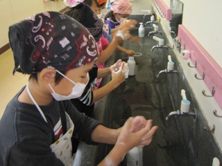 手洗いをする子どもたち