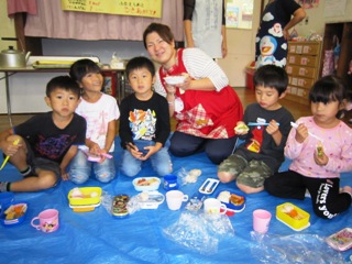 完成したお弁当を食べる子どもたち