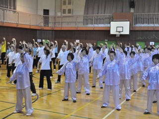 集団表演の初級太極拳と八段錦が披露