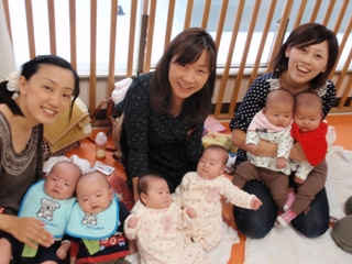 双子の赤ちゃんとお母さんたち