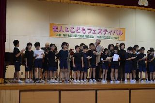 西深井小学校で敬老会