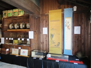 本町の和菓子の老舗「清水屋」の秘蔵品を展示