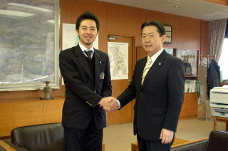 井崎市長と握手をする久保田さん