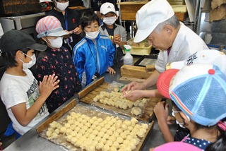 和菓子作りを体験