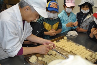 店主の水沼さんが熱心に指導