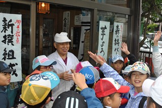 子どもたちの質問に答える水沼さん