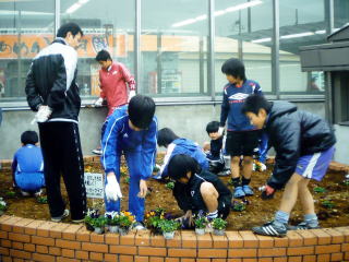 サッカー少年たちが花壇の整備