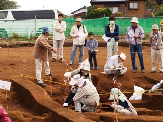 発掘調査の進め方を説明