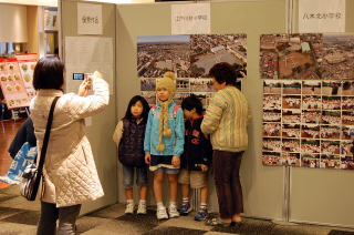 写真の前で記念撮影