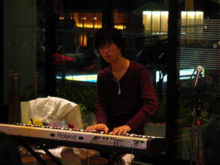 麻央さんのストライドに効いたピアノ演奏
