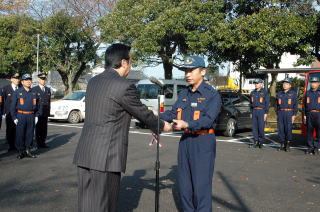 石原副市長からキーを分団長へ