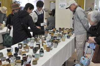 陶芸市チャリティバザーの様子