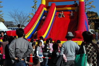 子どもに人気の巨大滑り台