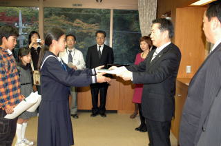 井崎市長から表彰状