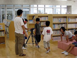 学校の図書室で撮影