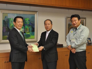 井崎市長と京和ガスの筒井社長、海老原課長