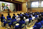 東部中学校でバンジョー奏者の講演と演奏
