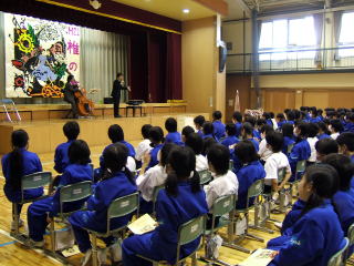 中学校でバンジョー奏者の講演と演奏