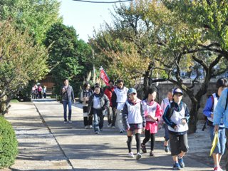 オリエンテーリングで旧流山本町をめぐる参加者の皆さん