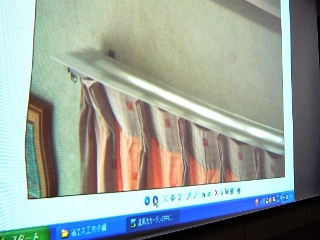 カーテンレールと壁との隙間にプラスチックの板を置く