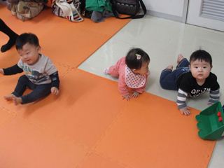 はいはいする子どもたち