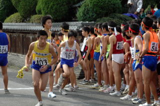 タスキを受け継いでスタートする北部中の選手