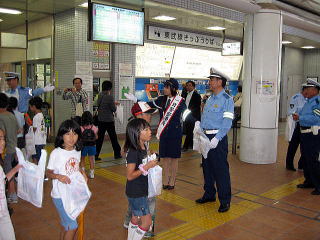 流山おおたかの森駅の自由通路で交通安全を呼び掛け