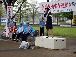 駅前広場で歌声を披露する金子知里さん
