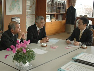井崎市長と切り絵行灯について話をする飯田さんと長谷部さん